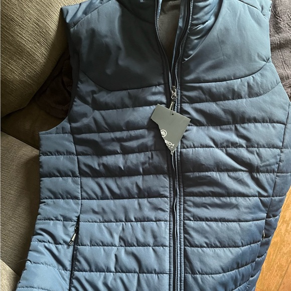 Women's Quilted Vest - Picture 3 of 8